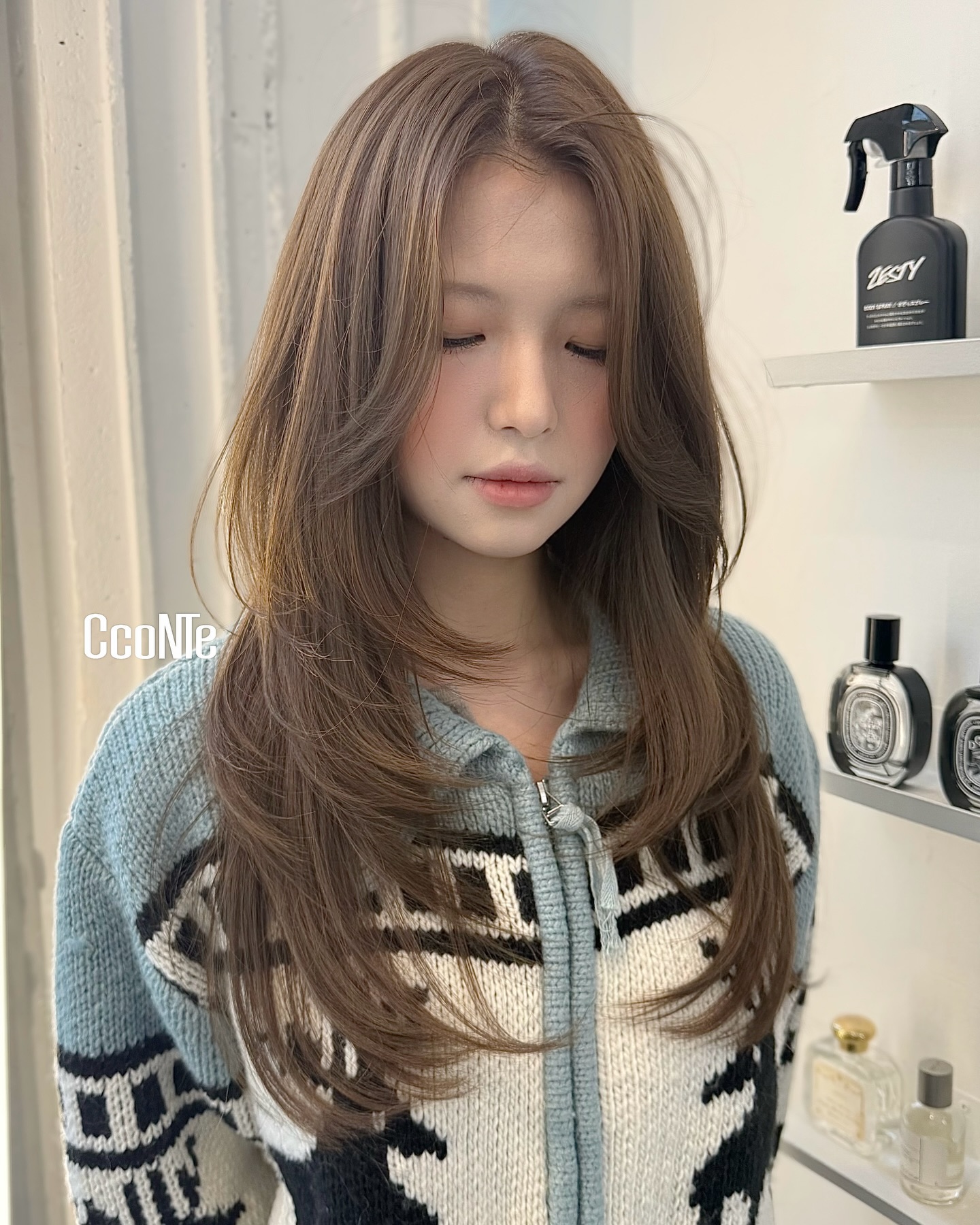 4 Kiểu tóc đuôi cụp sang chảnh cho Tết 2026 mà bạn không thể bỏ lỡ - Ảnh 5. 4 Kiểu tóc đuôi cụp sang chảnh cho Tết 2026 mà bạn không thể bỏ lỡ - Ảnh 5.