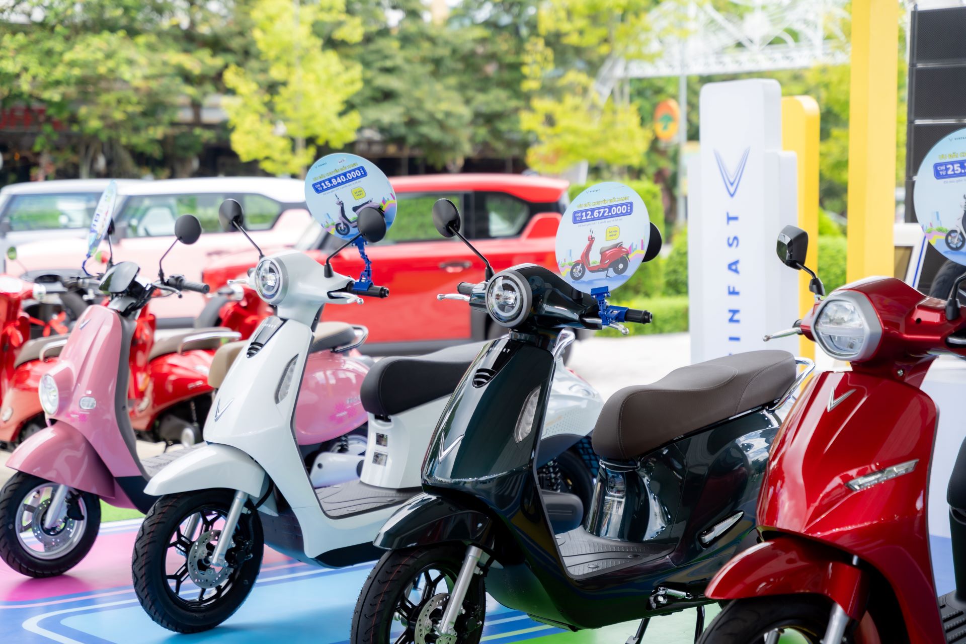 VinFast tung ưu đãi kép đầu năm: Mua xe máy điện, cơ hội rinh ô tô quốc dân- Ảnh 1.