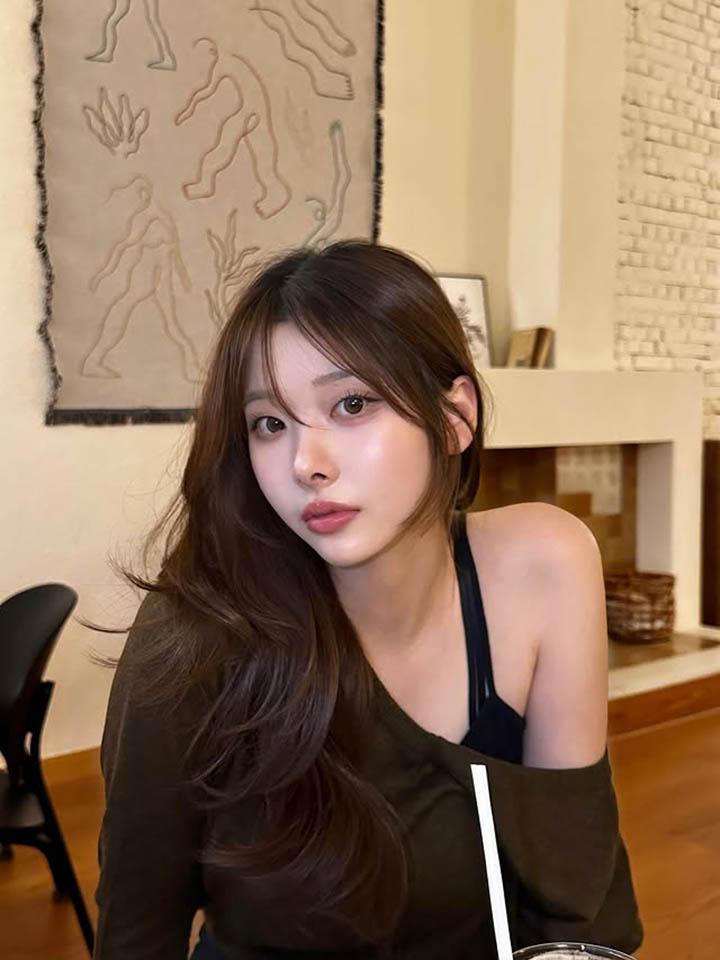 Hot girl diện áo trễ vai 