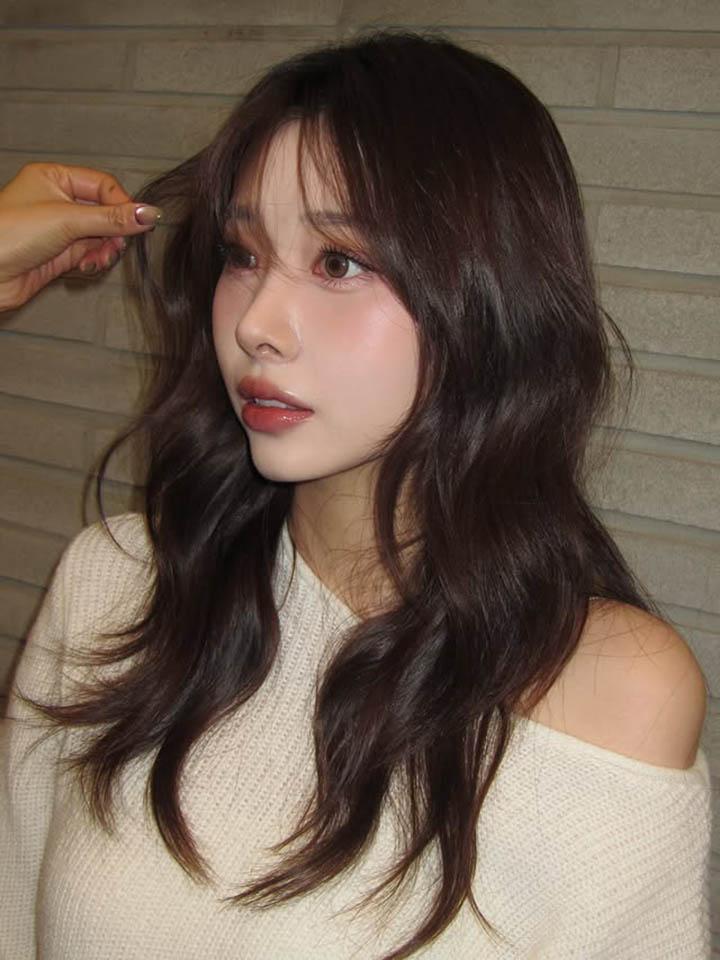 Hot girl diện áo trễ vai 