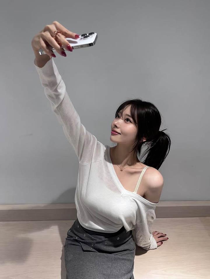 Hot girl diện áo trễ vai 