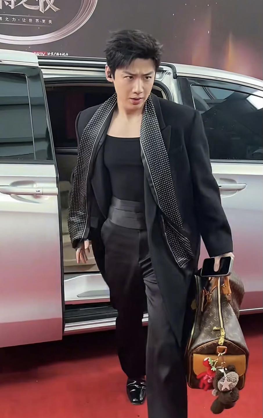 Phải có thù với stylist mới mặc xấu cỡ này: 1m83 nhìn còn 1 mẩu, vừa sến vừa quê cũng dám ra đường- Ảnh 2.