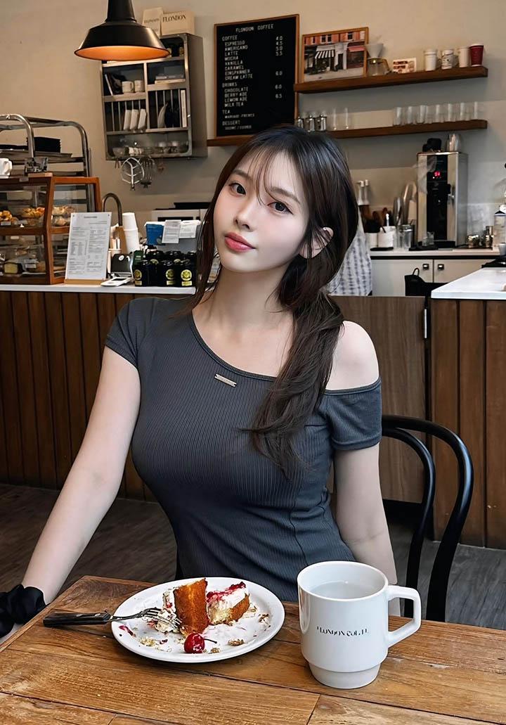 Hot girl diện áo trễ vai 