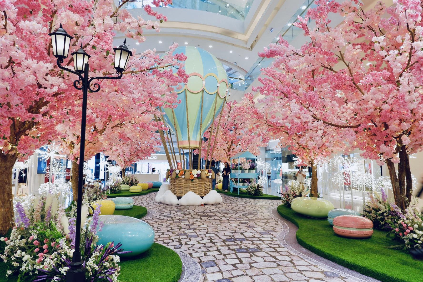 Giới trẻ rủ nhau “lên mây” đón tết tại Crescent Mall với rừng đào và khinh khí cầu siêu mộng mơ- Ảnh 1. Giới trẻ rủ nhau “lên mây” đón tết tại Crescent Mall với rừng đào và khinh khí cầu siêu mộng mơ- Ảnh 1.