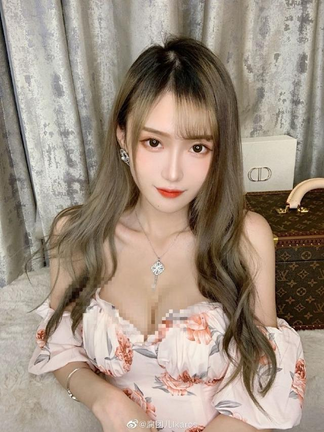 Diện váy quá ngắn, nữ streamer gợi cảm suýt thì hớ hênh trên sóng, may vẫn phản ứng kịp - Ảnh 6. Diện váy quá ngắn, nữ streamer gợi cảm suýt thì hớ hênh trên sóng, may vẫn phản ứng kịp - Ảnh 6.