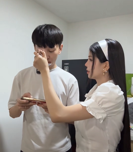 Mai Dora thẳng tay "tương tác" Văn Tùng, phản ứng của CĐM mới là điều gây chú ý - Ảnh 1.