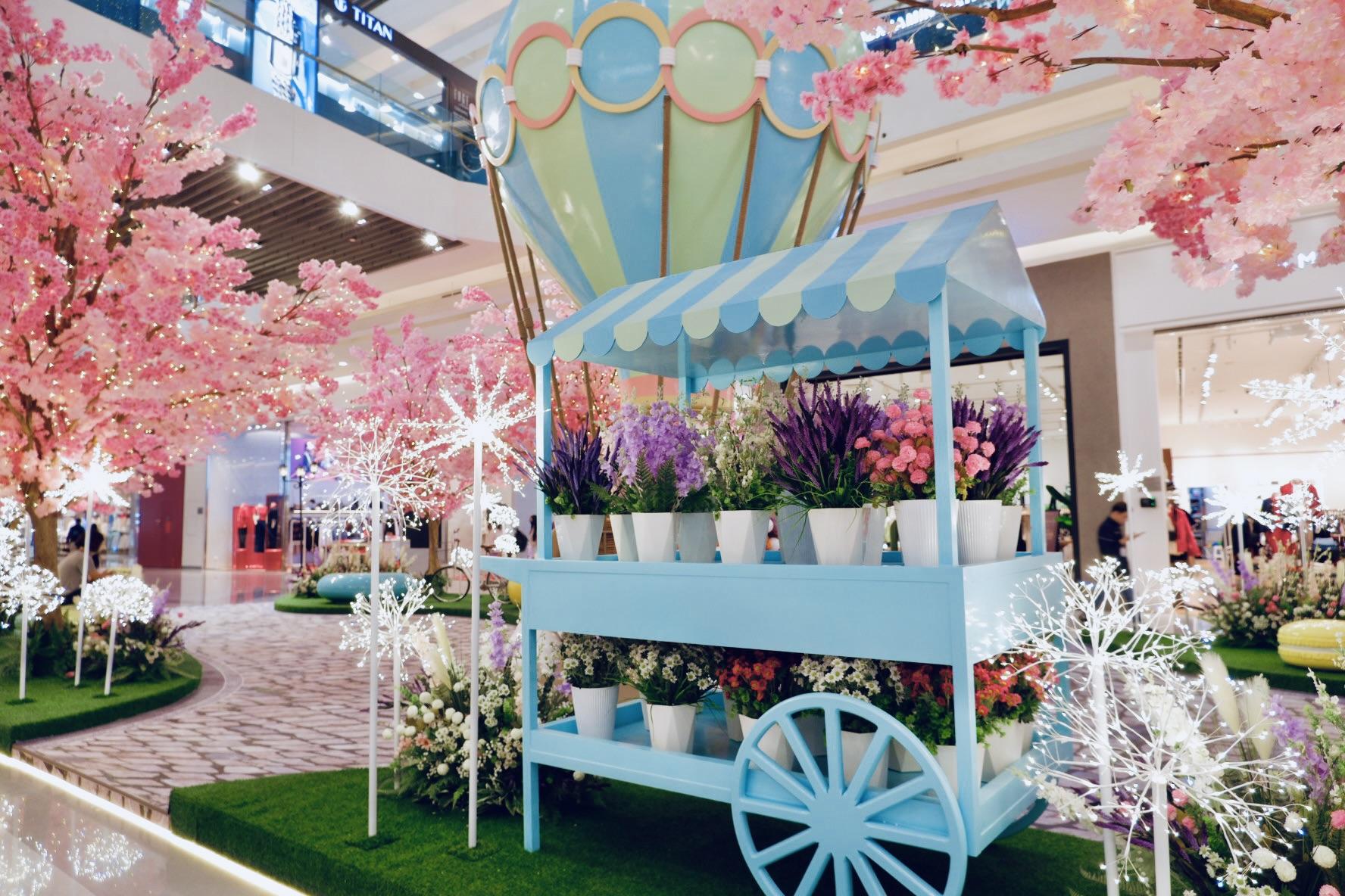 Giới trẻ rủ nhau “lên mây” đón tết tại Crescent Mall với rừng đào và khinh khí cầu siêu mộng mơ- Ảnh 3. Giới trẻ rủ nhau “lên mây” đón tết tại Crescent Mall với rừng đào và khinh khí cầu siêu mộng mơ- Ảnh 3.