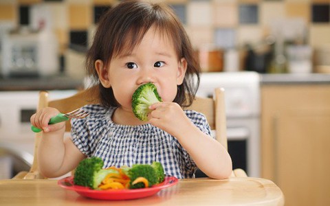 Trẻ thừa c&acirc;n c&oacute; cần ăn &iacute;t thịt? - Ảnh 2.