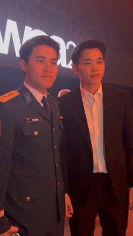 Gấp đôi visual: Đại uý Đào Văn Bình xin chụp ảnh cùng Đình Bắc, hotboy U23 Việt Nam cực hút fan tại WeChoice Awards 2025 - Ảnh 1.