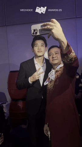 Đình Bắc làm gì mà khiến dân mạng rần rần dưới bài đăng của NSND Tự Long sau WeChoice 2025? - Ảnh 1.