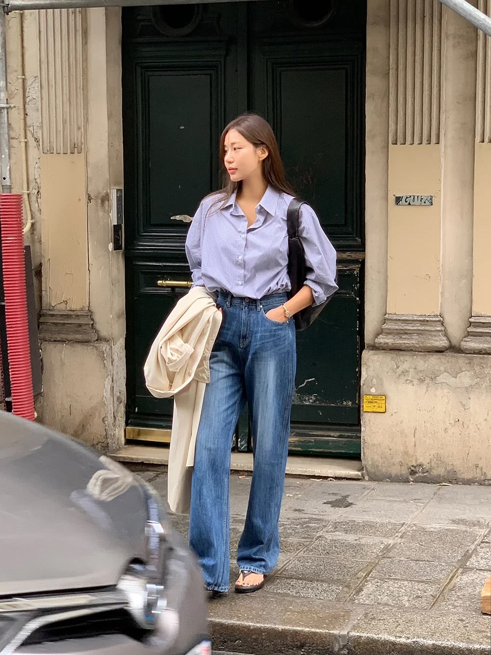 3 kiểu quần jeans không những thu gọn mà còn kéo dài chân- Ảnh 7.