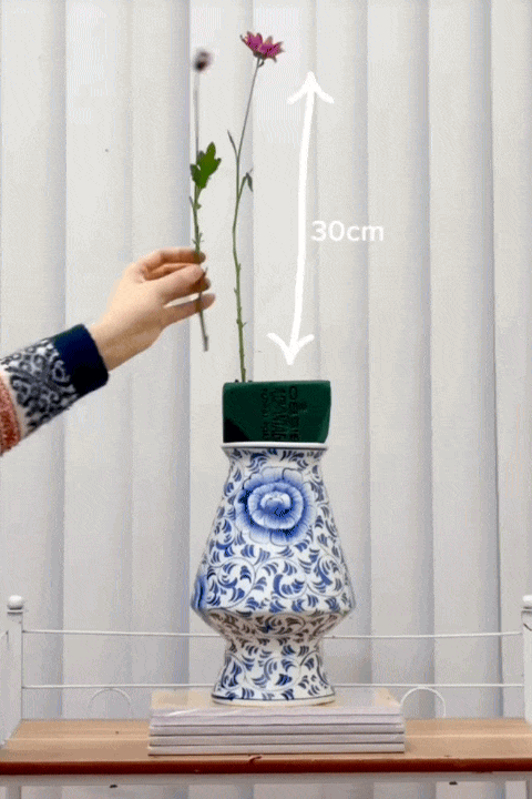 Mẹ đảm chia sẻ cách với 30k có ngay bình hoa cúc bày bàn thờ ngày Tết: Nhẹ nhàng, tinh tế, ai cắm cũng xinh- Ảnh 3.