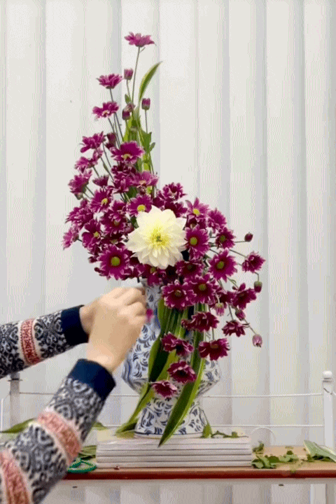 Mẹ đảm chia sẻ cách với 30k có ngay bình hoa cúc bày bàn thờ ngày Tết: Nhẹ nhàng, tinh tế, ai cắm cũng xinh- Ảnh 5.