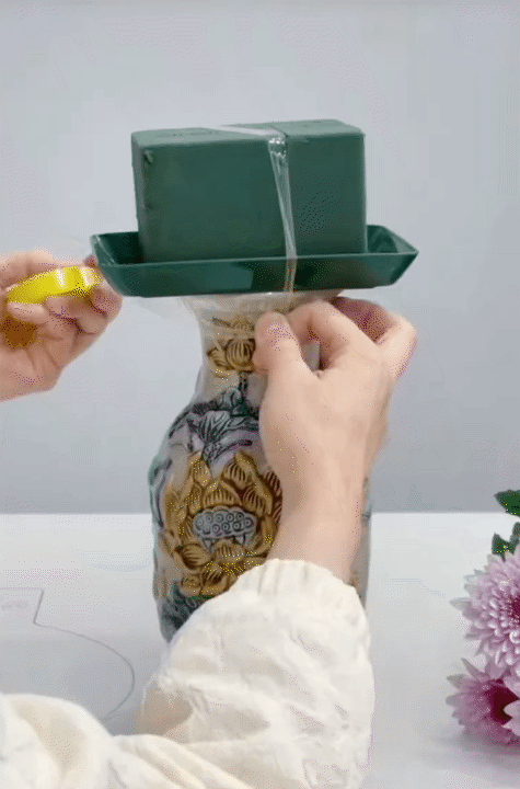 Mẹ đảm chia sẻ cách với 30k có ngay bình hoa cúc bày bàn thờ ngày Tết: Nhẹ nhàng, tinh tế, ai cắm cũng xinh- Ảnh 7.