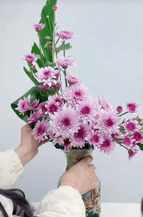 Mẹ đảm chia sẻ cách với 30k có ngay bình hoa cúc bày bàn thờ ngày Tết: Nhẹ nhàng, tinh tế, ai cắm cũng xinh- Ảnh 10.