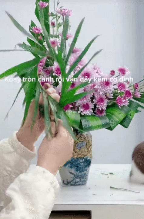 Mẹ đảm chia sẻ cách với 30k có ngay bình hoa cúc bày bàn thờ ngày Tết: Nhẹ nhàng, tinh tế, ai cắm cũng xinh- Ảnh 11.