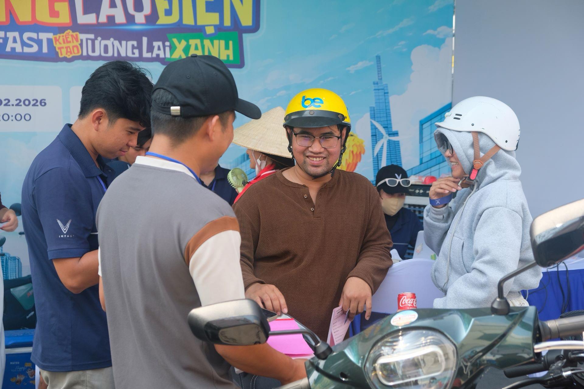 Sự kiện “Đổi xăng lấy điện” tại TP.HCM: Khách hàng mang 2 xe xăng đổi lấy xe điện VinFast về đi Tết- Ảnh 1.