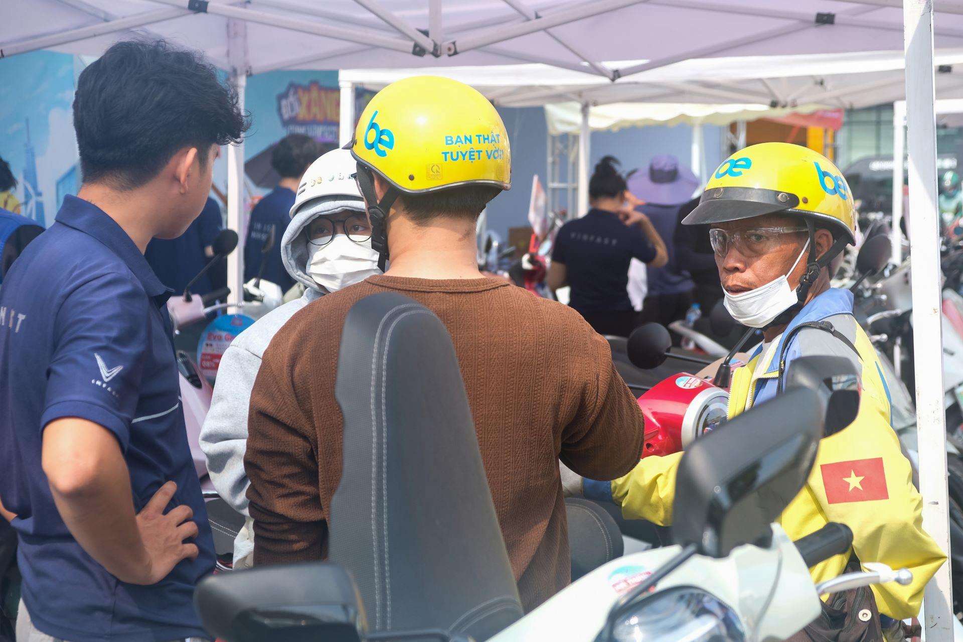 Sự kiện “Đổi xăng lấy điện” tại TP.HCM: Khách hàng mang 2 xe xăng đổi lấy xe điện VinFast về đi Tết- Ảnh 4.