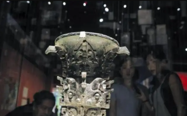 Đống "đất thải" bị bỏ quên ven đường 30 ngày không ai để ý, chuyên gia nhặt lên rồi trở thành quốc bảo- Ảnh 1.