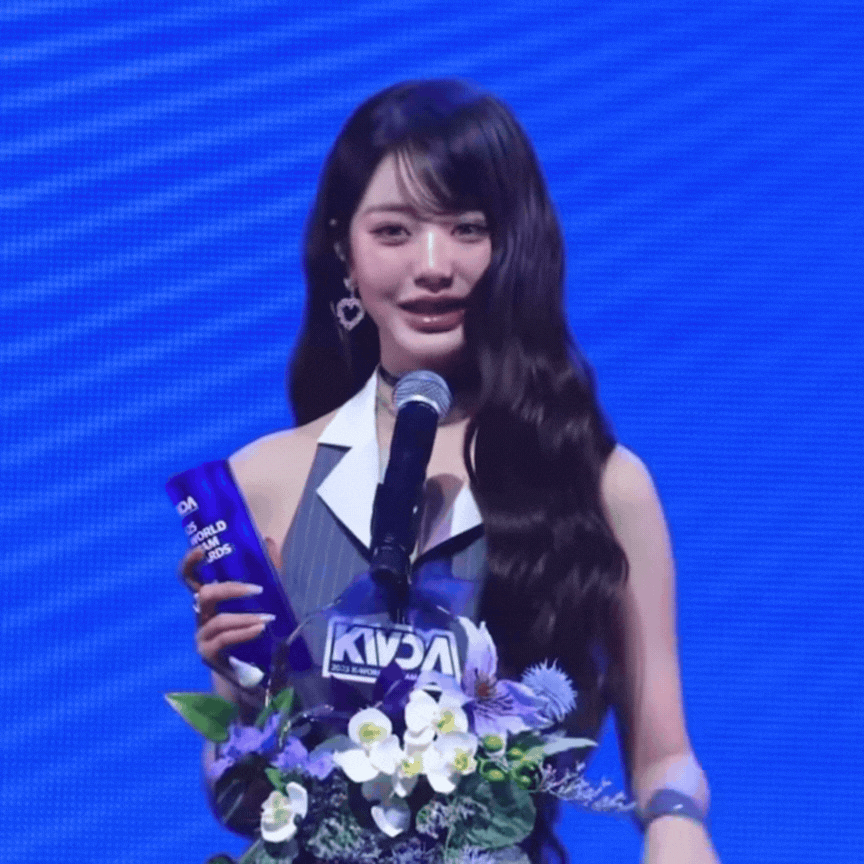 Gương mặt cứng đờ tới phát sợ của công chúa Kpop - Ảnh 1.