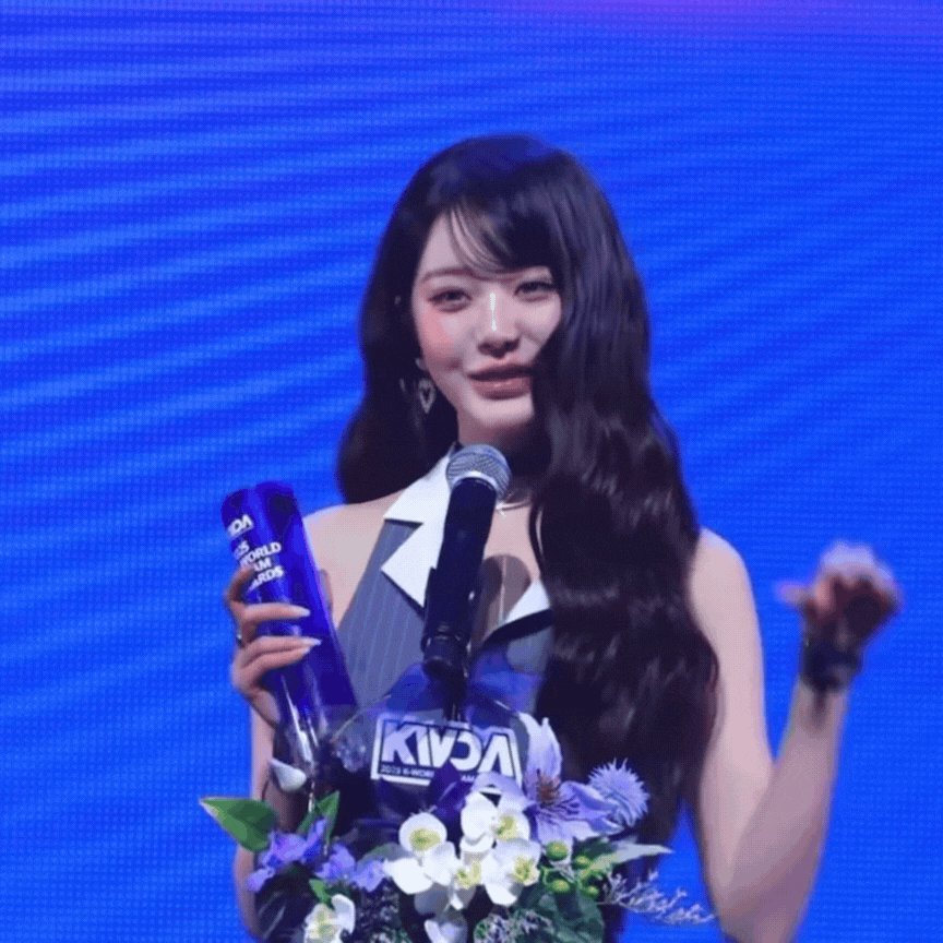 Gương mặt cứng đờ tới phát sợ của công chúa Kpop - Ảnh 2.