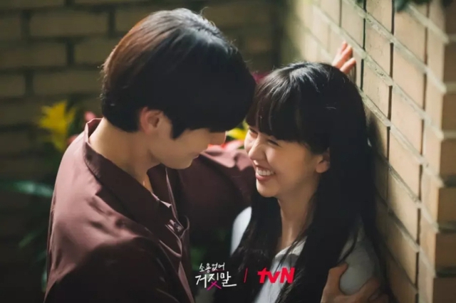 Sao nhí 1 thời Kim So Hyun hẹn hò Hwang Minhyun (Wanna One), đạo diễn My Lovely Liar xác nhận bằng hành động tinh tế? - Ảnh 2.