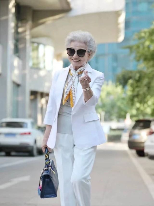 Cụ bà 93 tuổi nhưng vóc dáng trẻ trung, dễ nhầm là U50: Bí quyết trẻ hóa, &quot;đóng băng&quot; tuổi tác cực đơn giản - Ảnh 3.