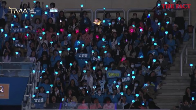 Sức mạnh fan trung niên: Ca sĩ nhạc trot có hơn 3,7 triệu người chờ mua vé concert, fandom đến “náo động” lễ trao giải - Ảnh 4.