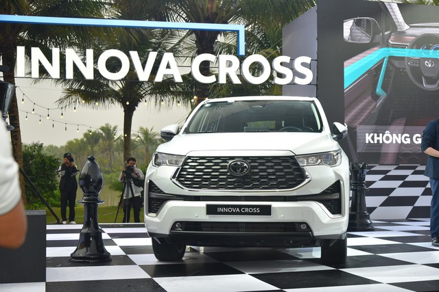 Toyota Innova Cross ra mắt Việt Nam: Giá từ 810 triệu rẻ hơn Custin, nhiều trang bị vượt trội nhóm MPV phổ thông - Ảnh 2.