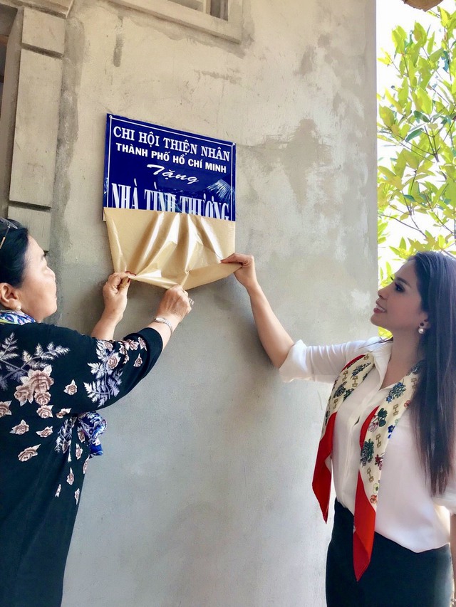 Lý Hương: "Tôi với anh Lý Hùng đi diễn, được bao nhiêu tiền đem về đưa mẹ, mẹ mang hết làm từ thiện" - Ảnh 3. Lý Hương: "Tôi với anh Lý Hùng đi diễn, được bao nhiêu tiền đem về đưa mẹ, mẹ mang hết làm từ thiện" - Ảnh 3.