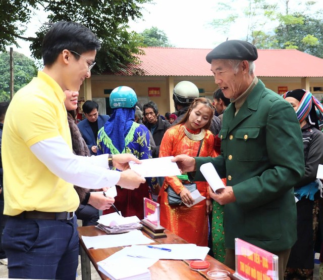 Nối dài hành trình tốt đời đẹp đạo: Vingroup trao học bổng, tặng điểm trường ước mơ, - Ảnh 3. Nối dài hành trình tốt đời đẹp đạo: Vingroup trao học bổng, tặng điểm trường ước mơ, - Ảnh 3.
