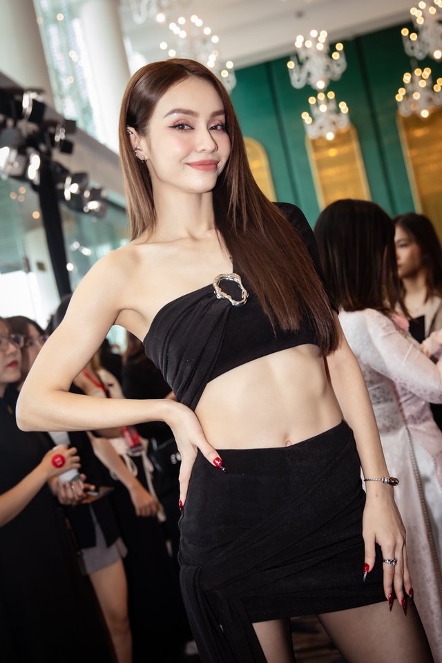 Thảm đỏ Chị Đẹp Đạp Gió: Lệ Quyên và bạn trai tình tứ, Diệp Lâm Anh - Bảo Anh cùng hội mỹ nhân đọ sắc  - Ảnh 10.