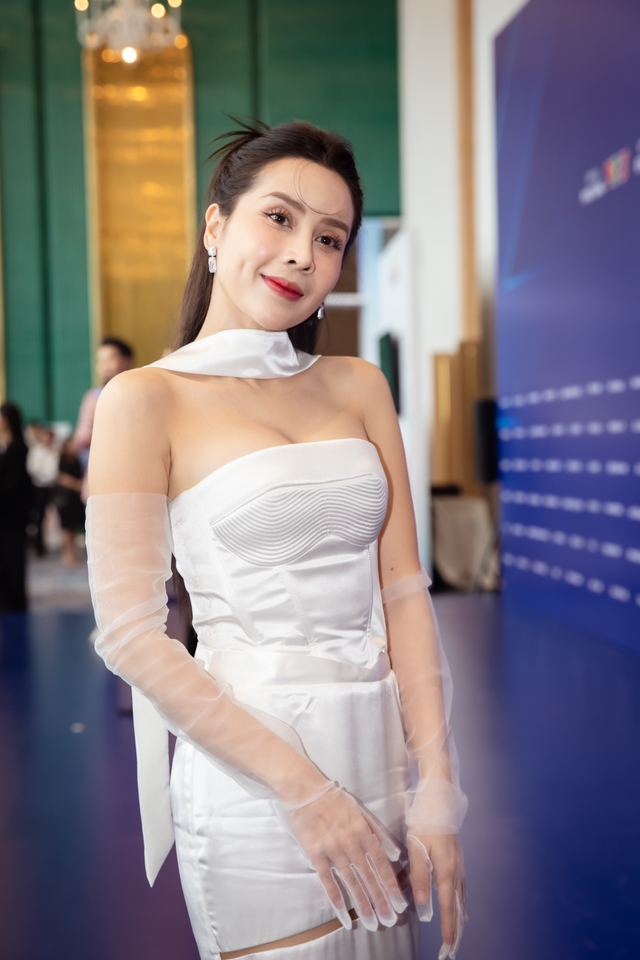 Thảm đỏ Chị Đẹp Đạp Gió: Lệ Quyên và bạn trai tình tứ, Diệp Lâm Anh - Bảo Anh cùng hội mỹ nhân đọ sắc  - Ảnh 3.