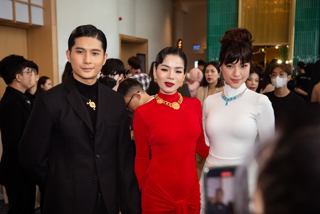 Thảm đỏ Chị Đẹp Đạp Gió: Lệ Quyên và bạn trai tình tứ, Diệp Lâm Anh - Bảo Anh cùng hội mỹ nhân đọ sắc  - Ảnh 2.