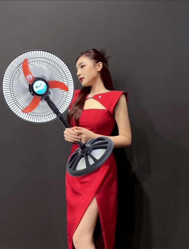 "Kiếp nạn" khó cứu của gái xinh Liên Quân, nhờ cộng đồng photoshop nhưng bị "troll" không trượt phát nào - Ảnh 4. "Kiếp nạn" khó cứu của gái xinh Liên Quân, nhờ cộng đồng photoshop nhưng bị "troll" không trượt phát nào - Ảnh 4.