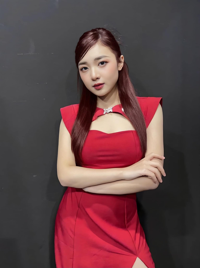 "Kiếp nạn" khó cứu của gái xinh Liên Quân, nhờ cộng đồng photoshop nhưng bị "troll" không trượt phát nào - Ảnh 1. "Kiếp nạn" khó cứu của gái xinh Liên Quân, nhờ cộng đồng photoshop nhưng bị "troll" không trượt phát nào - Ảnh 1.