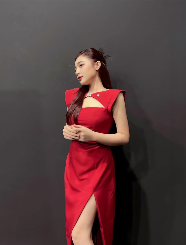 "Kiếp nạn" khó cứu của gái xinh Liên Quân, nhờ cộng đồng photoshop nhưng bị "troll" không trượt phát nào - Ảnh 2. "Kiếp nạn" khó cứu của gái xinh Liên Quân, nhờ cộng đồng photoshop nhưng bị "troll" không trượt phát nào - Ảnh 2.