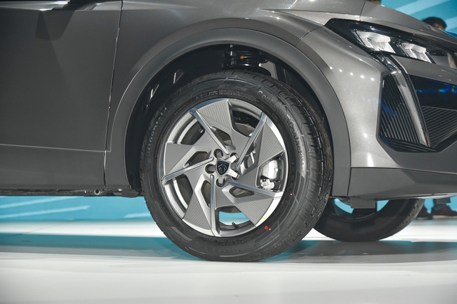 Chi tiết Peugeot 408 bản tiêu chuẩn giá 999 triệu đồng: Rẻ hơn bản cao nhất 250 triệu, vẫn có hỗ trợ người lái - Ảnh 5.