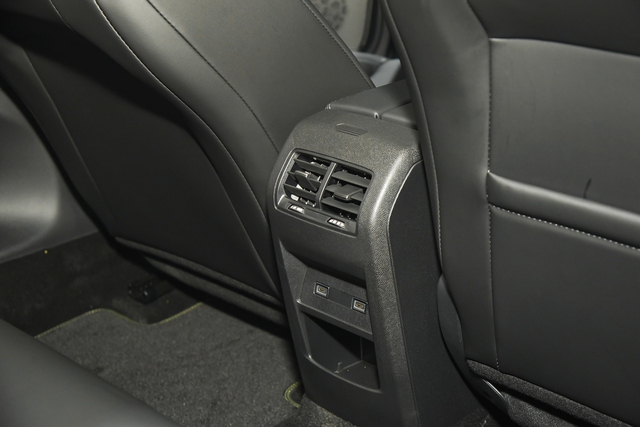 Chi tiết Peugeot 408 bản tiêu chuẩn giá 999 triệu đồng: Rẻ hơn bản cao nhất 250 triệu, vẫn có hỗ trợ người lái - Ảnh 14.