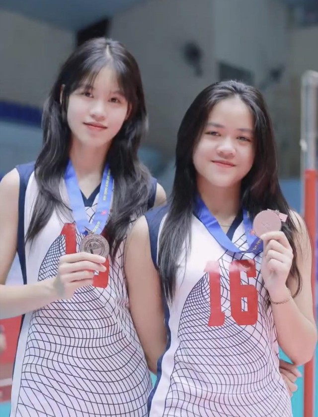 Xuất hiện hotgirl bóng chuyền 16 tuổi cao 1m83 hơn cả hoa khôi Kim Huệ - Ảnh 2. Xuất hiện hotgirl bóng chuyền 16 tuổi cao 1m83 hơn cả hoa khôi Kim Huệ - Ảnh 2.