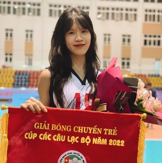 Xuất hiện hotgirl bóng chuyền 16 tuổi cao 1m83 hơn cả hoa khôi Kim Huệ - Ảnh 1. Xuất hiện hotgirl bóng chuyền 16 tuổi cao 1m83 hơn cả hoa khôi Kim Huệ - Ảnh 1.