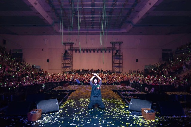 BamBam (GOT7) hát Thích Em Hơi Nhiều tặng fan tại concert TP.HCM, phát âm tiếng Việt thế nào mà gây sốt? - Ảnh 5.