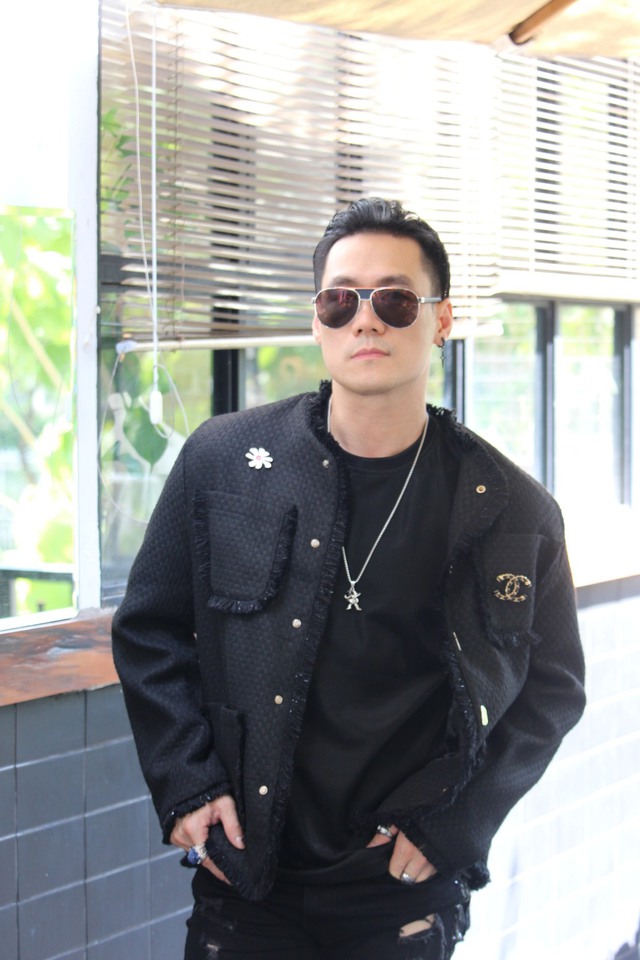 Nam ca sĩ vừa bị phong tỏa tài sản tại Lâm Đồng, có vợ đại gia bị bắt là ai? - Ảnh 1.
