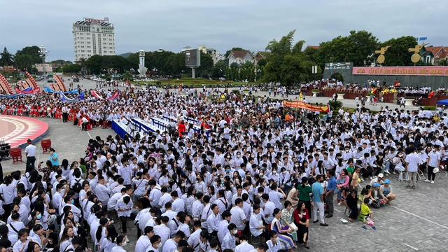 Chung kết Đường Lên Đỉnh Olympia 2023 khép lại: Rượt đuổi điểm số đến phút cuối cùng, thí sinh “quê lúa” vô địch! - Ảnh 11.