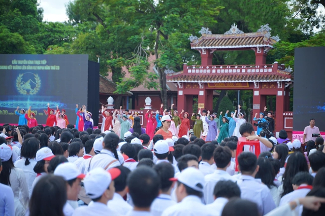 Chung kết Đường Lên Đỉnh Olympia 2023 khép lại: Rượt đuổi điểm số đến phút cuối cùng, thí sinh “quê lúa” vô địch! - Ảnh 12.