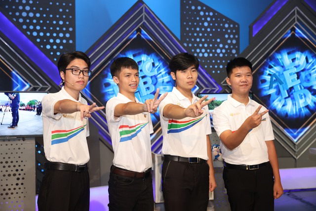 Chung kết Đường Lên Đỉnh Olympia 2023 khép lại: Rượt đuổi điểm số đến phút cuối cùng, thí sinh “quê lúa” vô địch! - Ảnh 2.