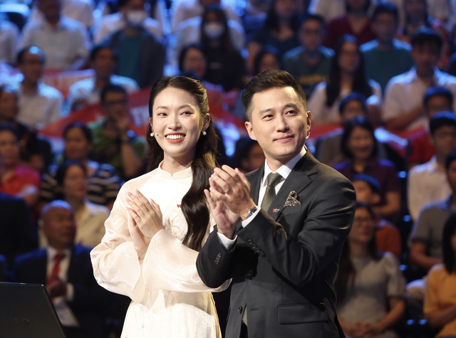 Chung kết Đường Lên Đỉnh Olympia 2023 khép lại: Rượt đuổi điểm số đến phút cuối cùng, thí sinh “quê lúa” vô địch! - Ảnh 1.
