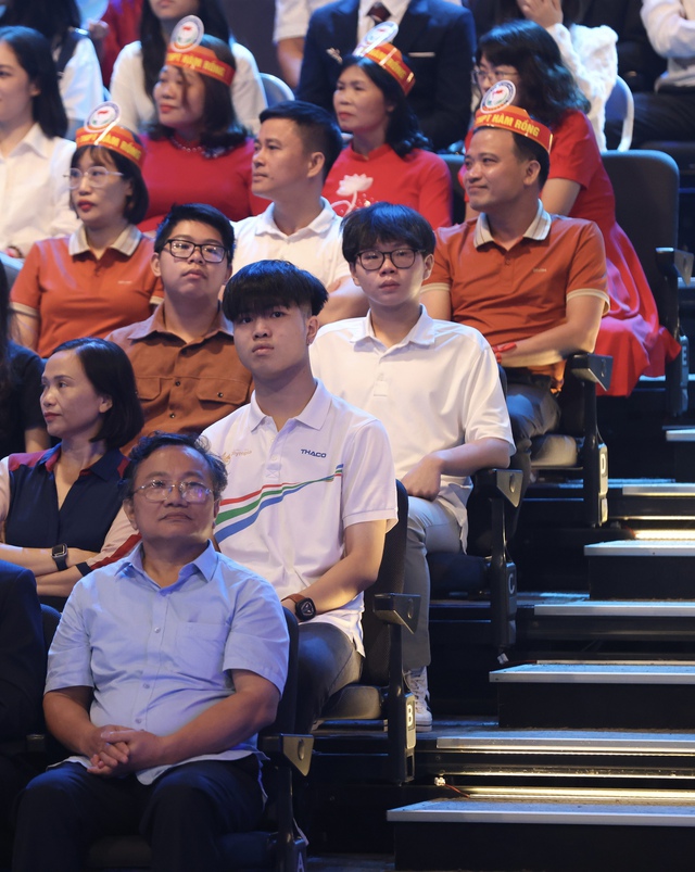 Chung kết Đường Lên Đỉnh Olympia 2023 khép lại: Rượt đuổi điểm số đến phút cuối cùng, thí sinh “quê lúa” vô địch! - Ảnh 3.