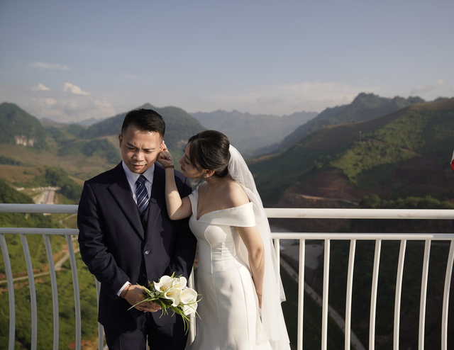 Chuyện tình của cô dâu siêu &quot;ngầu&quot; và anh lớp trưởng cùng bàn, đám cưới phải &quot;chất mới chịu&quot; - Ảnh 3.