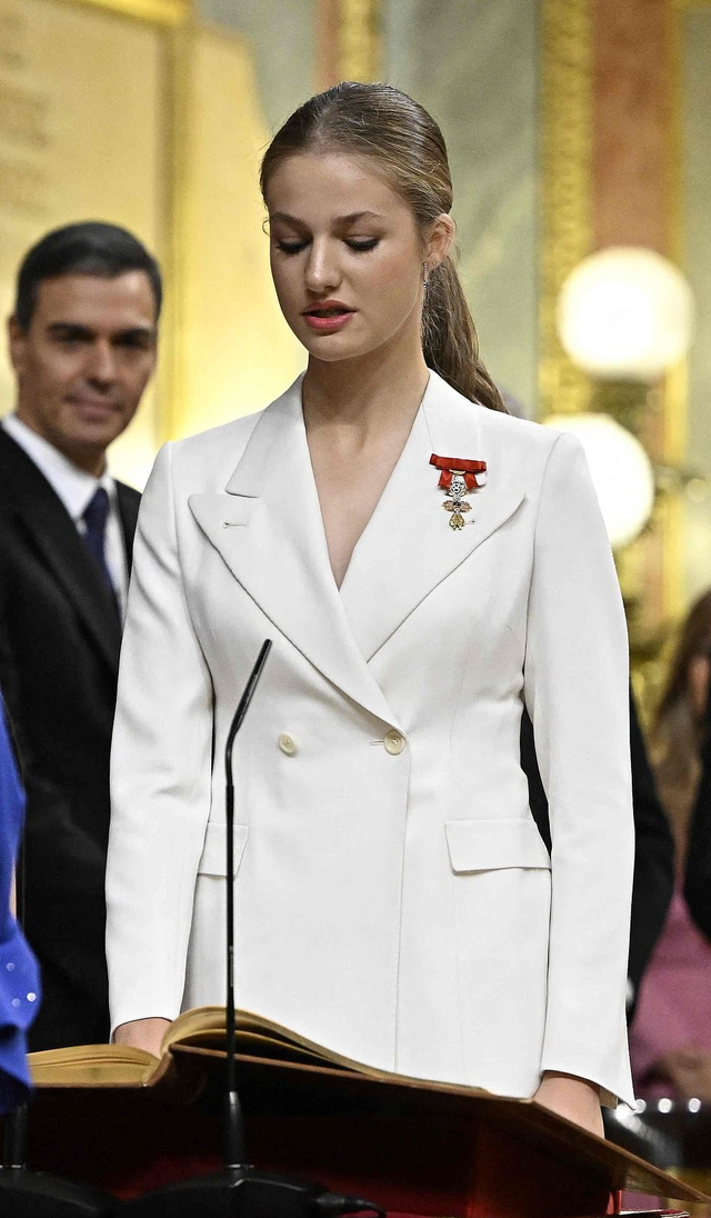 "La princesa más bella de Europa" Se convirtió oficialmente en la sucesora al trono de España, radiante de belleza a los 18 años - Foto 1.